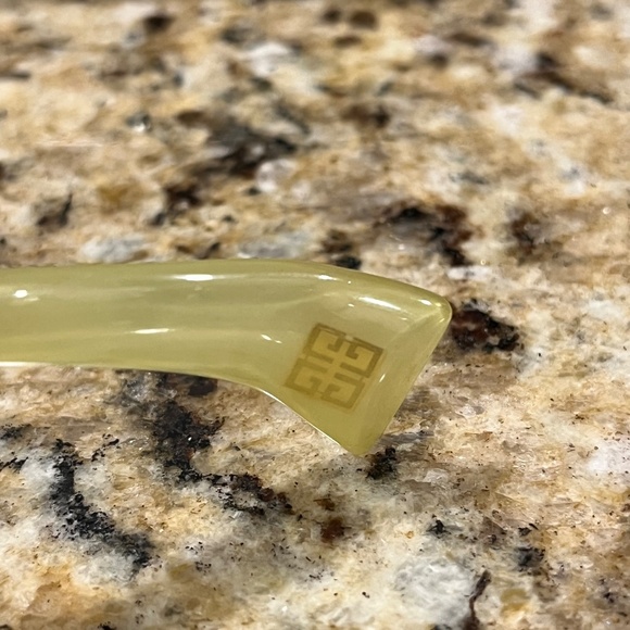 Vintage 90s Givenchy Sunglasses – Pale Chartreuse Oval Frames Designer Shades - Picture 9 of 9